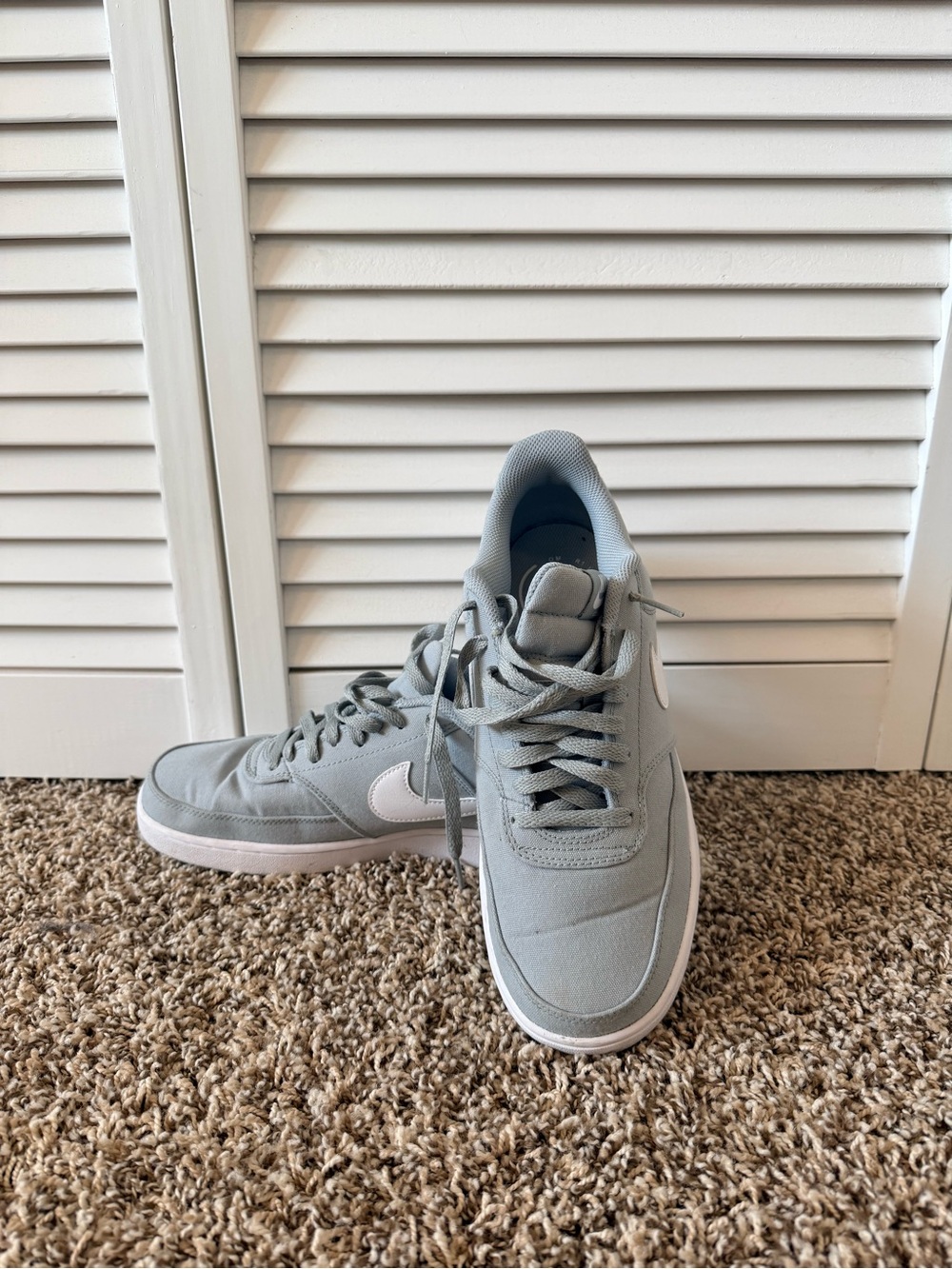 Nike Men’s Light Gray/Green Low-Top Sneakers